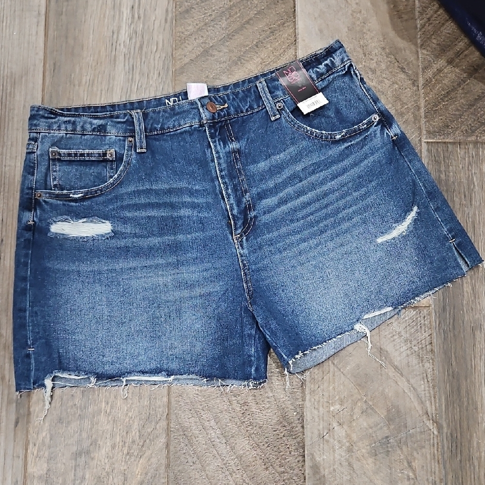 NWT! No Boundaries Distressed Blue Jean Shorts Size 17